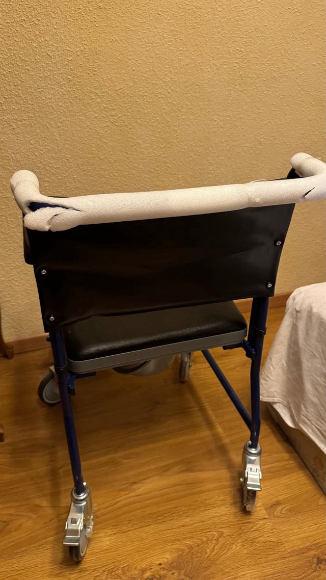 Silla de inodoro acolchada con ruedas sin usar