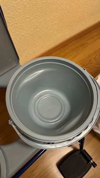 Silla de inodoro acolchada con ruedas sin usar