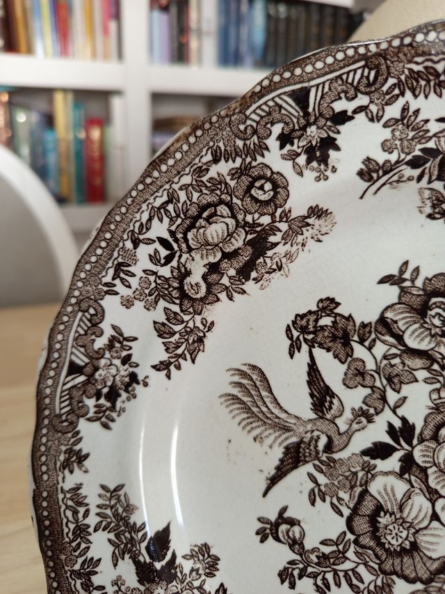 Plato inglés motivos florales marrón
