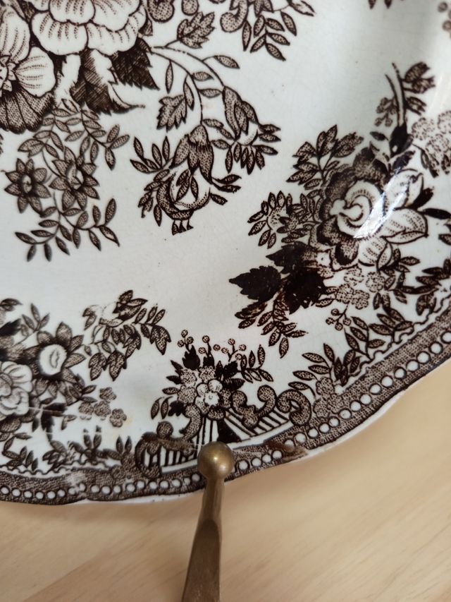 Plato inglés motivos florales marrón