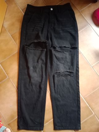 Pantalones anchos rectos negros desgastados.