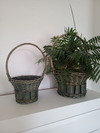 Cestas de mimbre y madera