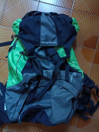 Zaino trekking Quechua grigio/verde