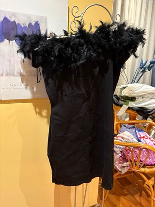 Vestido negro con plumas
