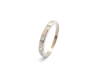 alianza oro 18k con piedra con diamante