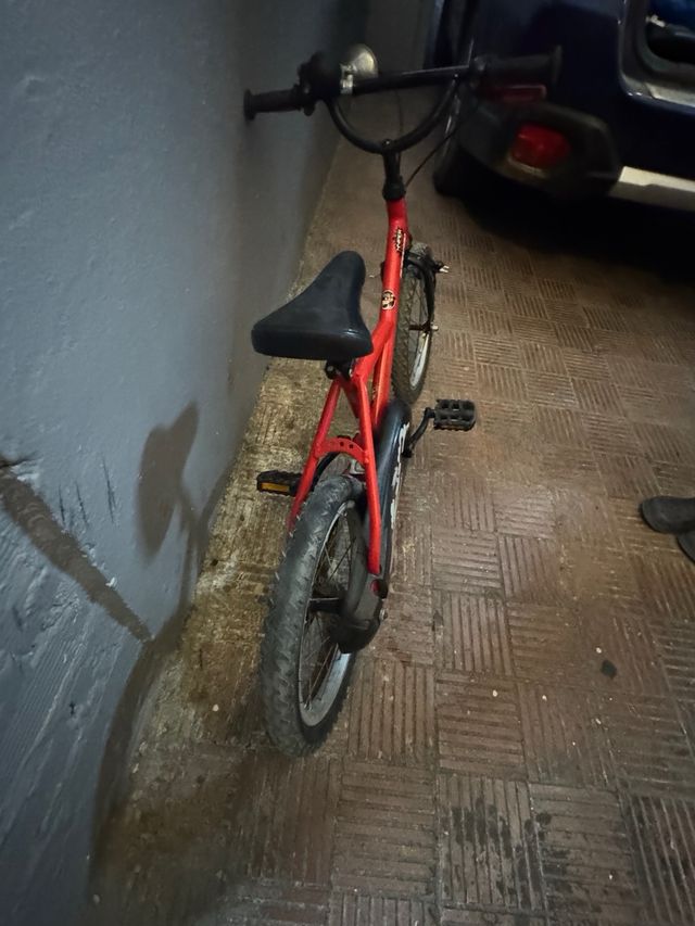 Bicicleta infantil roja Btwin

