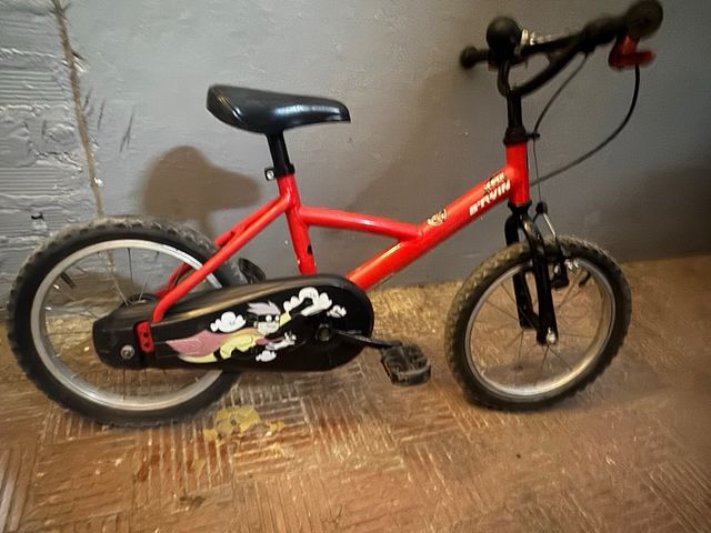 Bicicleta infantil roja Btwin


