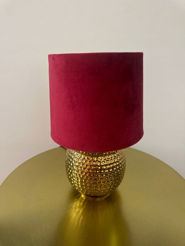 Lámpara de mesa dorada y roja