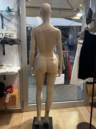 Maniquí de tienda 
ATREZZO modelo BOMBÓN 