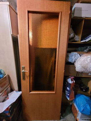 2 Puertas madera con cristal.