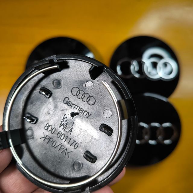 TAPABUJES AUDI 68mm NEGRO - EMBLEMA LLANTAS AUDI