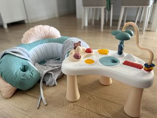 Mesa de actividades para bebé
