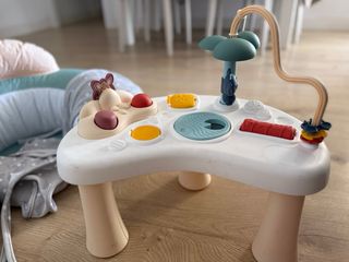 Mesa de actividades para bebé