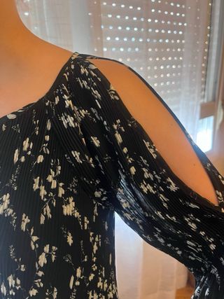 Blusa Hollister plisada con abertura en mangas