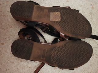 Sandalias planas negras y plateadas