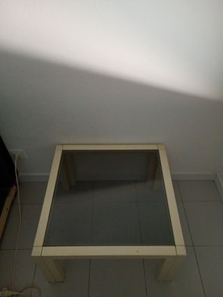 Mesa de madera y cristal