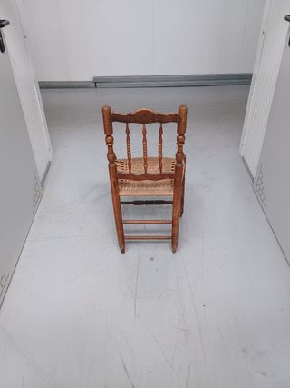 Taburete antiguo de madera y esparto