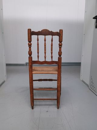 Taburete antiguo de madera y esparto