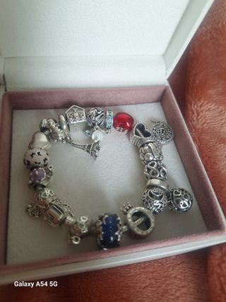 Pulsera Pandora con 4 charms.