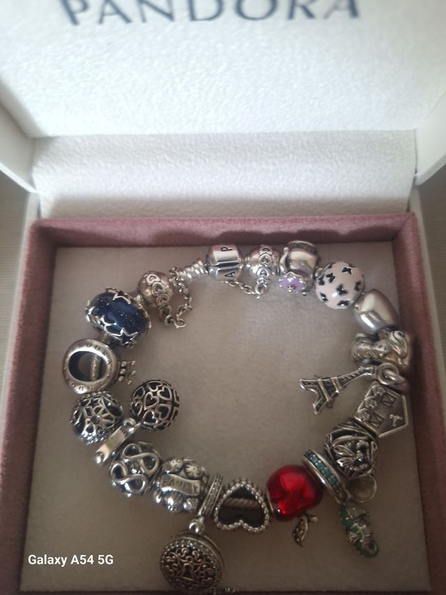 Pulsera Pandora con 4 charms.