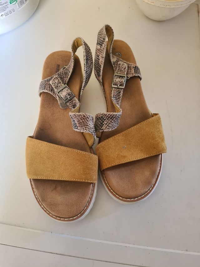 Sandalias Skechers color mostaza