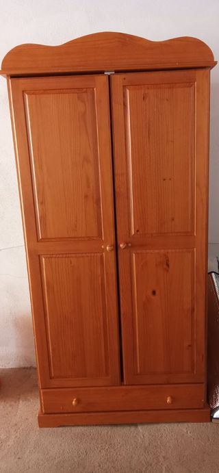 Ropero provenzal de madera color miel