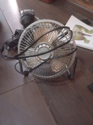 Mini ventilador de escritorio plateado y negro