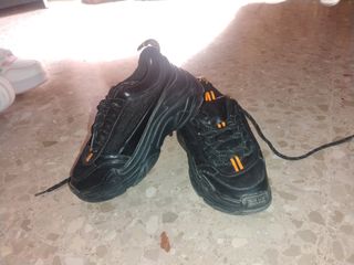 Zapatillas negras con detalles naranjas