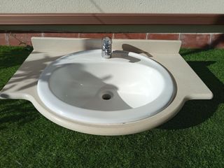 Lavabo de baño con grifo