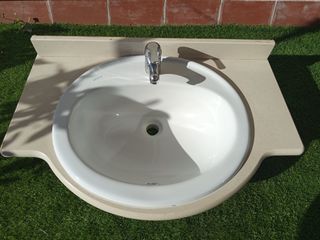 Lavabo de baño con grifo