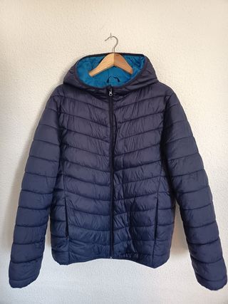Cazadora acolchada azul con capucha
