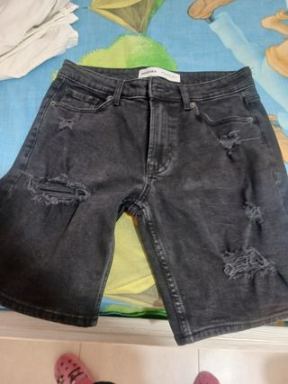 Pantalón corto negro Bershka desgastado