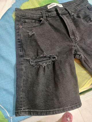 Pantalón corto negro Bershka desgastado