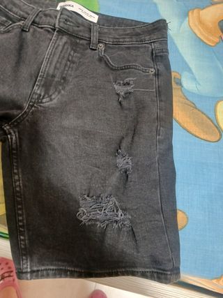 Pantalón corto negro Bershka desgastado