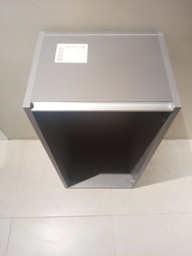 Mueble auxiliar gris y negro