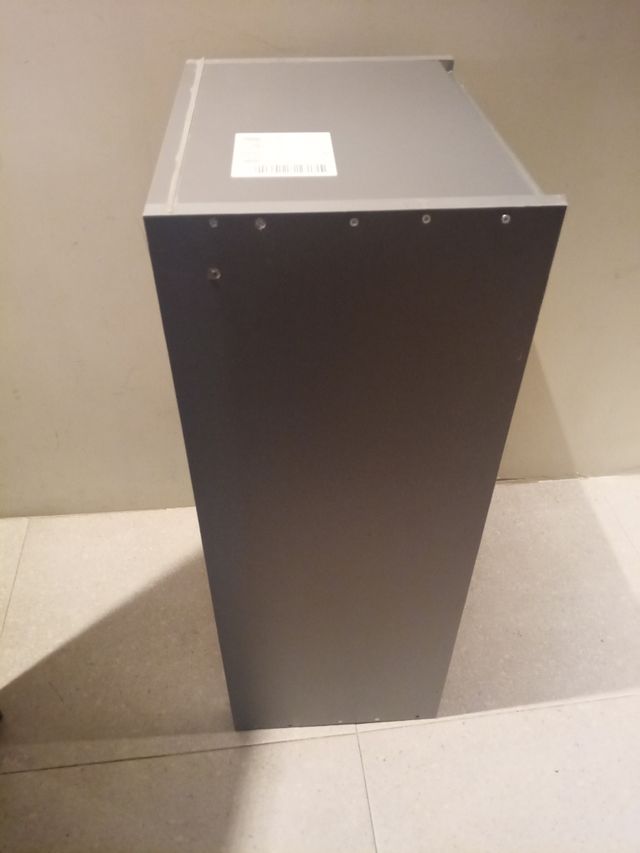 Mueble auxiliar gris y negro