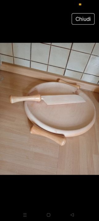Tagliere in legno con coltello