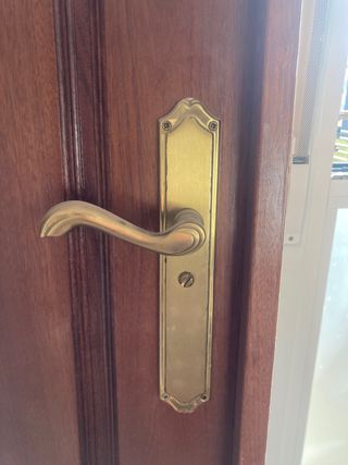 7 Puertas Madera Maciza con Manivela Dorada