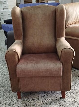 Butaca de tela beige y marrón