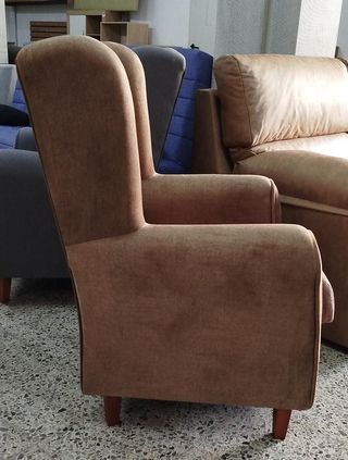 Butaca de tela beige y marrón