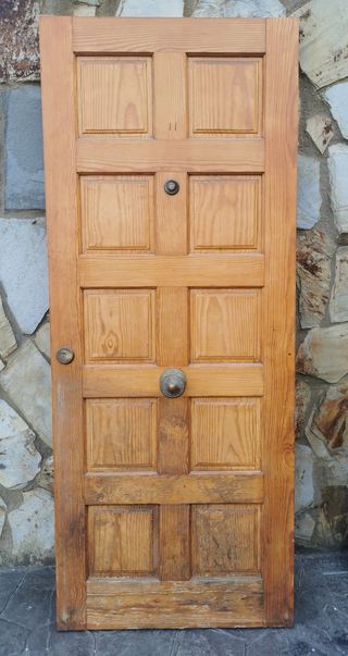 Puerta de madera rústica