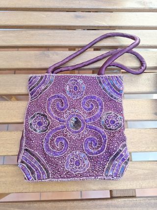 Bolso de fiesta morado con abalorios