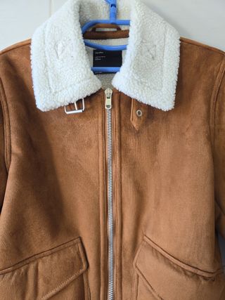 Chaqueta marrón con cuello de borrego
