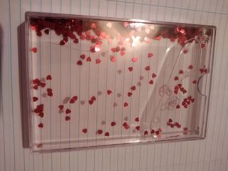 Marco de fotos transparente con corazones rojos