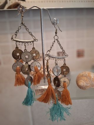 Orecchini etnici con monete e nappe