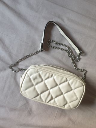 Bolso blanco acolchado con cadena