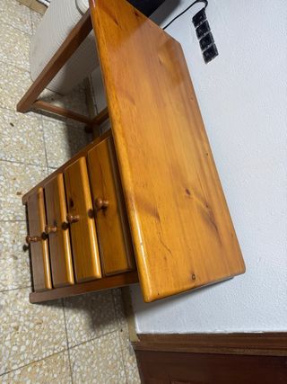 Escritorio de madera con cajones
