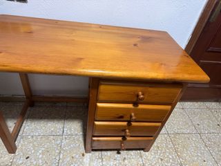 Escritorio de madera con cajones