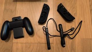 Nintendo Switch con Joy-Con, funda y juego