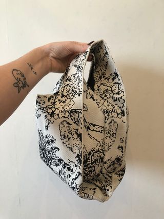 Bolso de mano tejido blanco y negro